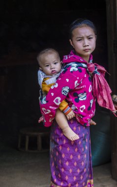 Bam Phoansa adlı, Laos - Ağustos 14: Laos anne ve çocuk için köyde Bam Phoansa, Laos üzerinde 14 Ağustos 2018. Laos hayatımızda köylerde nüfusun neredeyse yüzde 70'i 