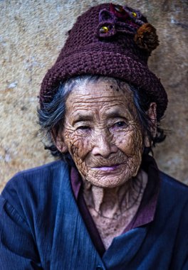 Bam Phoansa At, Laos - Ağustos 14: Bam Phoansa At, köyden Laos üzerinde 14 Ağustos 2018 Laos yaşlı kadın. Laos hayatımızda köylerde nüfusun neredeyse yüzde 70'i 