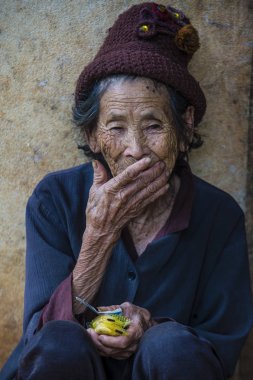 Bam Phoansa At, Laos - Ağustos 14: Bam Phoansa At, köyden Laos üzerinde 14 Ağustos 2018 Laos yaşlı kadın. Laos hayatımızda köylerde nüfusun neredeyse yüzde 70'i 