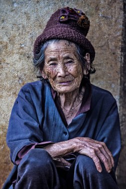 Bam Phoansa At, Laos - Ağustos 14: Bam Phoansa At, köyden Laos üzerinde 14 Ağustos 2018 Laos yaşlı kadın. Laos hayatımızda köylerde nüfusun neredeyse yüzde 70'i 