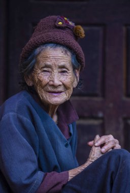 Bam Phoansa At, Laos - Ağustos 14: Bam Phoansa At, köyden Laos üzerinde 14 Ağustos 2018 Laos yaşlı kadın. Laos hayatımızda köylerde nüfusun neredeyse yüzde 70'i 
