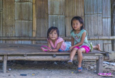 Bam Phoansa At, Laos - Ağustos 14: Laos çocuklar köyde Bam Phoansa, Laos üzerinde 14 Ağustos 2018. Laos hayatımızda köylerde nüfusun neredeyse yüzde 70'i 