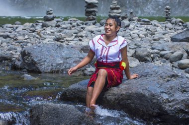 Banaue, Filipinler - Mayıs 02: Batad üzerinde 02 Mayıs 2018 Türkiye bir şelale yakınındaki Ifugao azınlık kızdan. Kuzey Filipinler dağların çoğunlukla canlı Ifugao azınlık