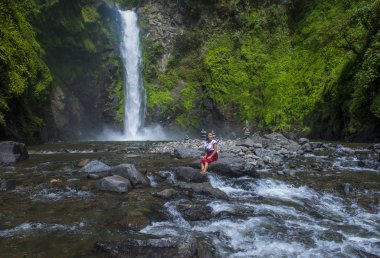 Batad, Filipinler - Mayıs 02: Batad üzerinde 02 Mayıs 2018 Türkiye bir şelale yakınındaki Ifugao azınlık kızdan. Kuzey Filipinler dağların çoğunlukla canlı Ifugao azınlık