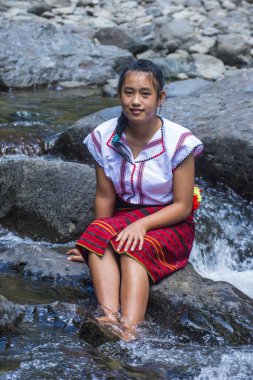 Batad, Filipinler - Mayıs 02: Batad üzerinde 02 Mayıs 2018 Türkiye bir şelale yakınındaki Ifugao azınlık kızdan. Kuzey Filipinler dağların çoğunlukla canlı Ifugao azınlık