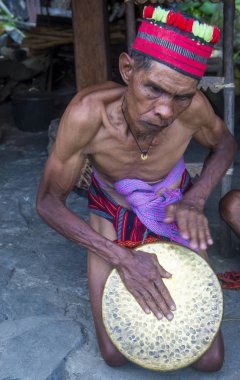 Banaue, Filipinler - Mayıs 02: Banaue 02 Mayıs 2018 Filipinler Ifugao azınlık bir adam portresi. Kuzey Filipinler dağların çoğunlukla canlı Ifugao azınlık