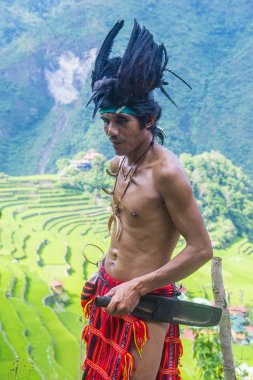 Banaue, Filipinler - Mayıs 02: Banaue 02 Mayıs 2018 Filipinler Ifugao azınlık bir adam portresi. Kuzey Filipinler dağların çoğunlukla canlı Ifugao azınlık