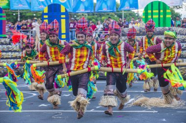 Manila, Filipinler - 27 Nisan: Aliwan fiesta üzerinde 27 Nisan 2018 Manila Filipinler katılımcılar. Aliwan Fiesta farklı kültürel festivaller Filipinler toplar yıllık bir olaydır