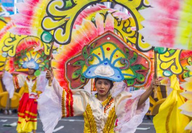 Manila, Filipinler - 27 Nisan: Aliwan fiesta Manila Filipinler üzerinde 27 Nisan 2018 yılında katılımcı. Aliwan Fiesta farklı kültürel festivaller Filipinler toplar yıllık bir olaydır