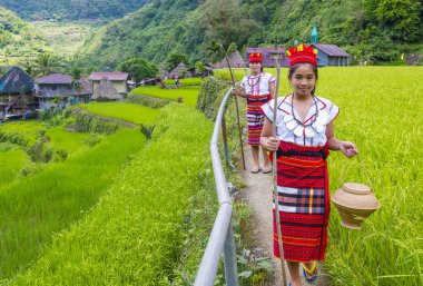 Banaue, Filipinler - Mayıs 02: Azınlık Ifugao pirinç terasları Banaue Türkiye üzerinde 02 Mayıs 2018 yılında yakınındaki kadınlar. Kuzey Filipinler dağların çoğunlukla canlı Ifugao azınlık
