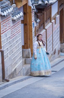 Seoul - 10 Mayıs: Koreli kadın Hanbok elbise içinde Seoul Korea üzerinde 10 Mayıs 2018. Hanbok bir Kore geleneksel giyim canlı renkler ve basit çizgiler ile karakterize olduğunu 