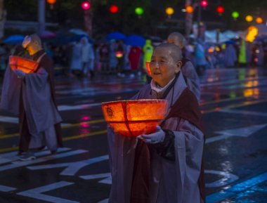 Seul - 10 Mayıs: Seul, Kore üzerinde 10 Mayıs 2018 bir geçit töreni sırasında Lotus Lantern Festivali katılımcılar. Festival Buda'nın Doğum kutlamasıdır