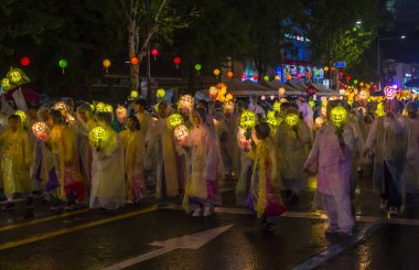 Seul - 10 Mayıs: Seul, Kore üzerinde 10 Mayıs 2018 bir geçit töreni sırasında Lotus Lantern Festivali katılımcılar. Festival Buda'nın Doğum kutlamasıdır
