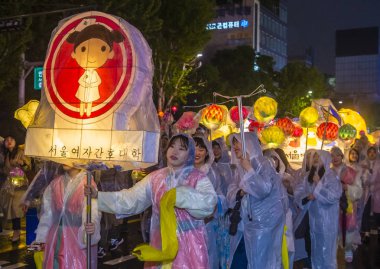Seul - 10 Mayıs: Seul, Kore üzerinde 10 Mayıs 2018 bir geçit töreni sırasında Lotus Lantern Festivali katılımcılar. Festival Buda'nın Doğum kutlamasıdır