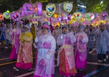 Seul - 10 Mayıs: Seul, Kore üzerinde 10 Mayıs 2018 bir geçit töreni sırasında Lotus Lantern Festivali katılımcılar. Festival Buda'nın Doğum kutlamasıdır