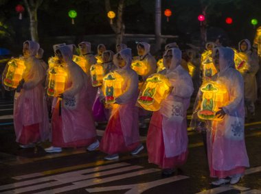 Seul - 10 Mayıs: Seul, Kore üzerinde 10 Mayıs 2018 bir geçit töreni sırasında Lotus Lantern Festivali katılımcılar. Festival Buda'nın Doğum kutlamasıdır