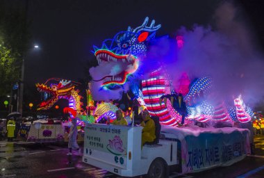 Seul - 10 Mayıs: Seul, Kore üzerinde 10 Mayıs 2018 bir geçit töreni sırasında Lotus Lantern Festivali katılımcılar. Festival Buda'nın Doğum kutlamasıdır