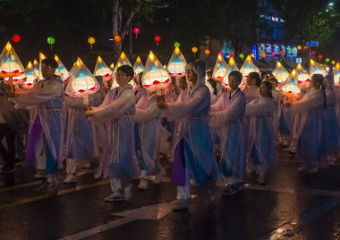 Seul - 10 Mayıs: Seul, Kore üzerinde 10 Mayıs 2018 bir geçit töreni sırasında Lotus Lantern Festivali katılımcılar. Festival Buda'nın Doğum kutlamasıdır