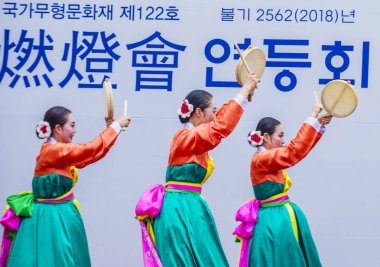 Seoul - 10 Mayıs: Katılımcılar bir kültür performans Lotus Lantern Festivali Seul, Kore üzerinde 10 Mayıs 2018 sırasında festivalin bir Buda'nın Doğum kutlamasıdır