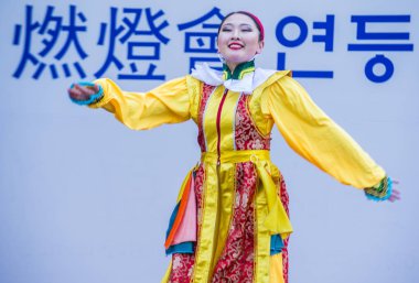 Seoul - 10 Mayıs: Katılımcı bir kültür performans Lotus Lantern Festivali Seul, Kore üzerinde 10 Mayıs 2018 sırasında festivalin bir Buda'nın Doğum kutlamasıdır