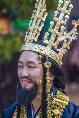 Seoul - 11 Mayıs: Adam 11 Mayıs 2018 Seul, Kore Lotus fener Festival sırasında Jogyesa Tapınağı'nda geleneksel kostüm festivalin bir Buda'nın Doğum kutlamasıdır