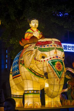 Seoul - 11 Mayıs: 11 Mayıs 2018 tarihinde Seoul Korea içinde Lotus fener Festival renkli fener dekorasyon cheonggyecheon akışı. Festival Buda'nın Doğum kutlamasıdır