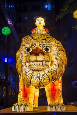 Seoul - 11 Mayıs: 11 Mayıs 2018 tarihinde Seoul Korea içinde Lotus fener Festival renkli fener dekorasyon cheonggyecheon akışı. Festival Buda'nın Doğum kutlamasıdır