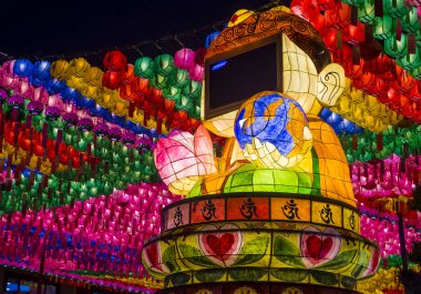 Seoul - 11 Mayıs: 11 Mayıs 2018 tarihinde Seoul Korea içinde Lotus fener Festival renkli fener dekorasyon Jogyesa Tapınağı'nda. Festival Buda'nın Doğum kutlamasıdır