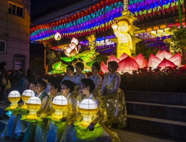 Seoul - 11 Mayıs: 11 Mayıs 2018 tarihinde Seoul Korea içinde Lotus fener Festival renkli fener dekorasyon Jogyesa Tapınağı'nda. Festival Buda'nın Doğum kutlamasıdır
