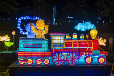 Seoul - 11 Mayıs: 11 Mayıs 2018 tarihinde Seoul Korea içinde Lotus fener Festival renkli fener dekorasyon cheonggyecheon akışı. Festival Buda'nın Doğum kutlamasıdır