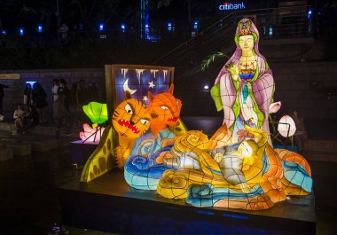 Seoul - 11 Mayıs: 11 Mayıs 2018 tarihinde Seoul Korea içinde Lotus fener Festival renkli fener dekorasyon cheonggyecheon akışı. Festival Buda'nın Doğum kutlamasıdır