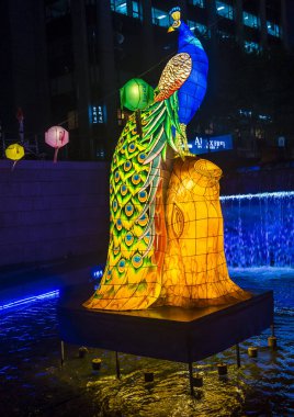 Seoul - 11 Mayıs: 11 Mayıs 2018 tarihinde Seoul Korea içinde Lotus fener Festival renkli fener dekorasyon cheonggyecheon akışı. Festival Buda'nın Doğum kutlamasıdır