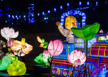 Seoul - 11 Mayıs: 11 Mayıs 2018 tarihinde Seoul Korea içinde Lotus fener Festival renkli fener dekorasyon cheonggyecheon akışı. Festival Buda'nın Doğum kutlamasıdır