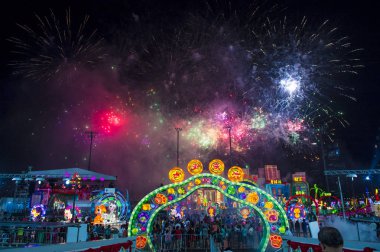 Singapur - 21 Şubat: Fireworks fener Februery 21 2018 Singapur Nehri Hongbao şenlikte sırasında. Olay anualy Marina Bay ay yeni yıl hoş geldiniz düzenlenmektedir.