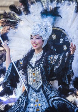 Tokyo - Ağustos 25: Katılımcı Asakusa samba karnaval Tokyo Japonya üzerinde 25 Ağustos 2018. Büyük Kuzey yarımkürede türünün Asakusa samba karnaval. 