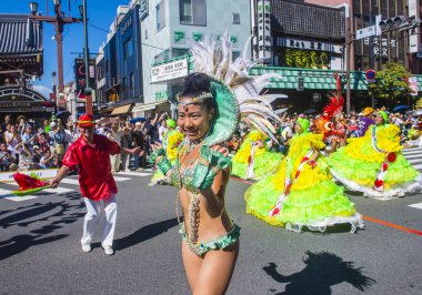 Tokyo - Ağustos 25: Katılımcılar Tokyo Japonya üzerinde 25 Ağustos 2018 Asakusa samba karnaval. Büyük Kuzey yarımkürede türünün Asakusa samba karnaval. 