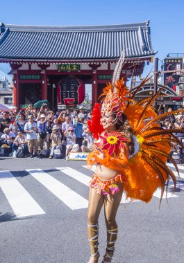 Tokyo - Ağustos 25: Katılımcı Asakusa samba karnaval Tokyo Japonya üzerinde 25 Ağustos 2018. Büyük Kuzey yarımkürede türünün Asakusa samba karnaval. 