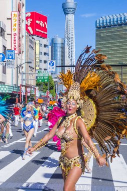 Tokyo - Ağustos 25: Katılımcı Asakusa samba karnaval Tokyo Japonya üzerinde 25 Ağustos 2018. Büyük Kuzey yarımkürede türünün Asakusa samba karnaval. 