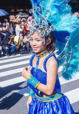 Tokyo - Ağustos 25: Katılımcı Asakusa samba karnaval Tokyo Japonya üzerinde 25 Ağustos 2018. Büyük Kuzey yarımkürede türünün Asakusa samba karnaval. 