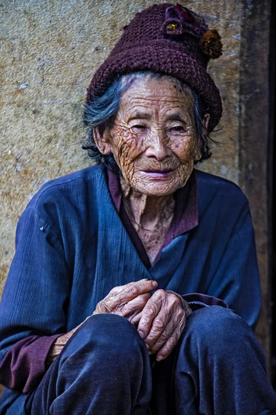 Bam Phoansa At, Laos - Ağustos 14: Bam Phoansa At, köyden Laos üzerinde 14 Ağustos 2018 Laos yaşlı kadın. Laos hayatımızda köylerde nüfusun neredeyse yüzde 70'i 