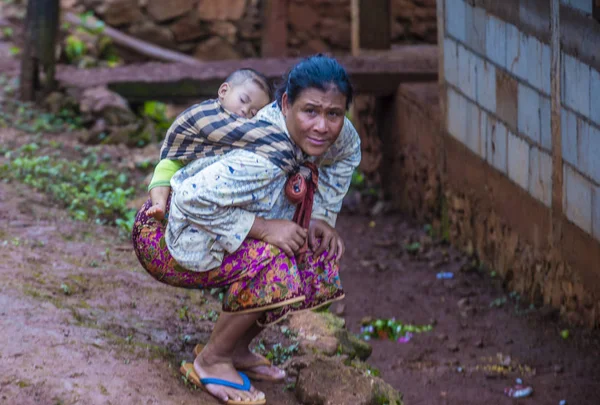 Бам Phoansa Лаос Серпня Лаоської Матері Дитини Села Бам Phoansa — стокове фото