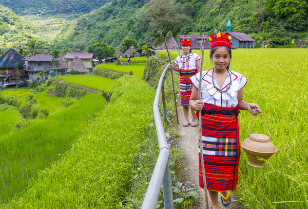 БАНАУЭ, ФИЛИППИНЕС - 2 МАЯ: Женщины из меньшинства Ифугао возле рисовых террас в Банауэ, Филиппины, 2 мая 2018 года. Ифугао в основном живут в горах северных Филиппин.
