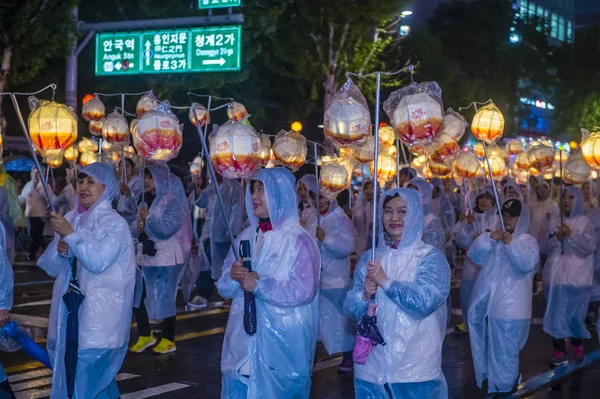 Seul - 10 Mayıs: Seul, Kore üzerinde 10 Mayıs 2018 bir geçit töreni sırasında Lotus Lantern Festivali katılımcılar. Festival Buda'nın Doğum kutlamasıdır