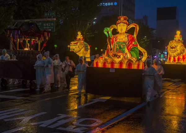 2018 日に韓国のソウルでソウル 参加者ロータス ランタン フェスティバルの期間中のパレード 祭りが釈迦の誕生のお祝い — ストック写真