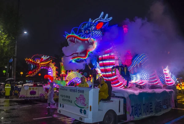 2018 日に韓国のソウルでソウル 参加者ロータス ランタン フェスティバルの期間中のパレード 祭りが釈迦の誕生のお祝い — ストック写真