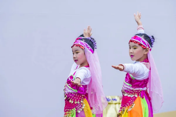 ソウル 参加者 2018 日韓国のソウルでロータス ランタン フェスティバルの期間中の文化公演 フェスティバルは 仏陀の誕生のお祝い — ストック写真