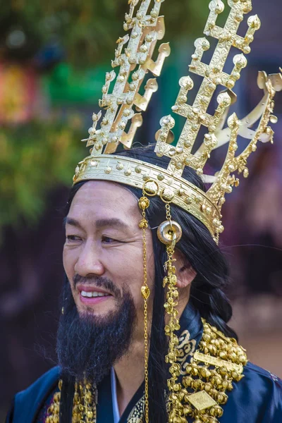 Seoul - 11 Mayıs: Adam 11 Mayıs 2018 Seul, Kore Lotus fener Festival sırasında Jogyesa Tapınağı'nda geleneksel kostüm festivalin bir Buda'nın Doğum kutlamasıdır