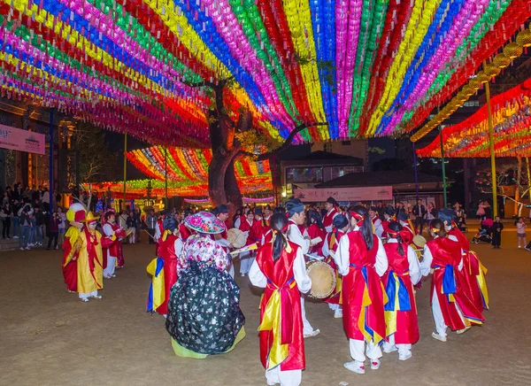 ソウル 韓国のダンサーの 2018 日韓国のソウルでロータス ランタン フェスティバルの期間中の曹渓寺 祭りが釈迦の誕生のお祝い — ストック写真