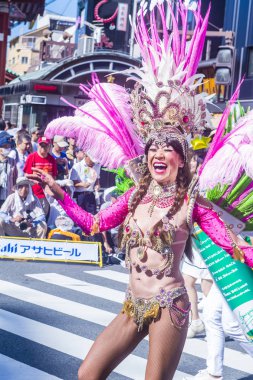 Tokyo - Ağustos 25: Katılımcı Asakusa samba karnaval Tokyo Japonya üzerinde 25 Ağustos 2018. Büyük Kuzey yarımkürede türünün Asakusa samba karnaval. 