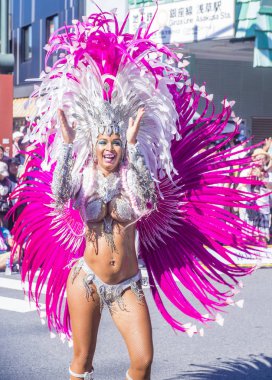 Tokyo - Ağustos 25: Katılımcı Asakusa samba karnaval Tokyo Japonya üzerinde 25 Ağustos 2018. Büyük Kuzey yarımkürede türünün Asakusa samba karnaval. 